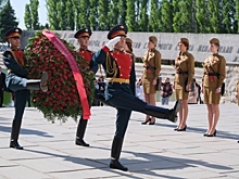 На Мамаевом кургане в Волгограде в День Победы возложили цветы