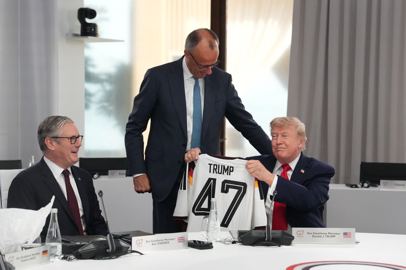 Мерц подарил Трампу футболку Германии с номером 47