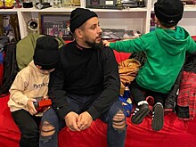MONATIK сфотографировал сыновей у собственной звезды на аллее славы в Киеве