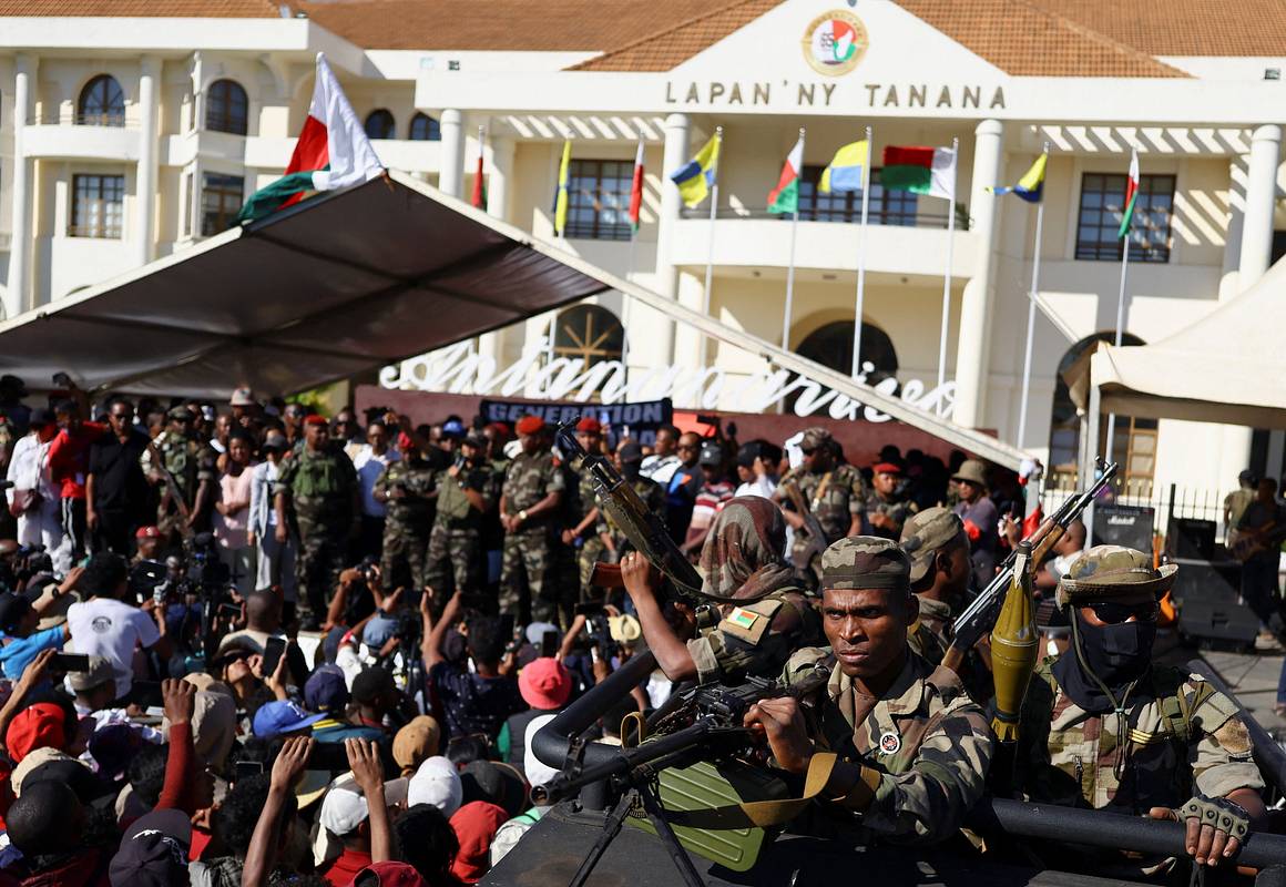 Военные взяли власть в свои руки в одной стране