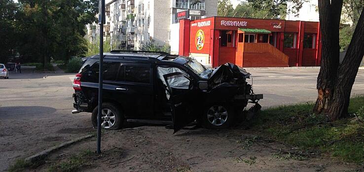 В Хабаровске страшное ДТП с деревом попало на видео