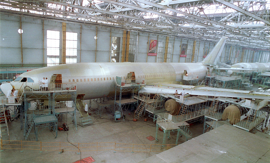 Ил-86 в цехе окончательной сборки Воронежского авиационного производственного объединения, 1984 год