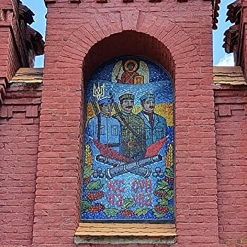 «Троицу УПА» изобразили на фронтоне униатской церкви на Львовщине