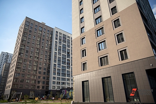 В Екатеринбурге молодая мать выпала из окна во время уборки