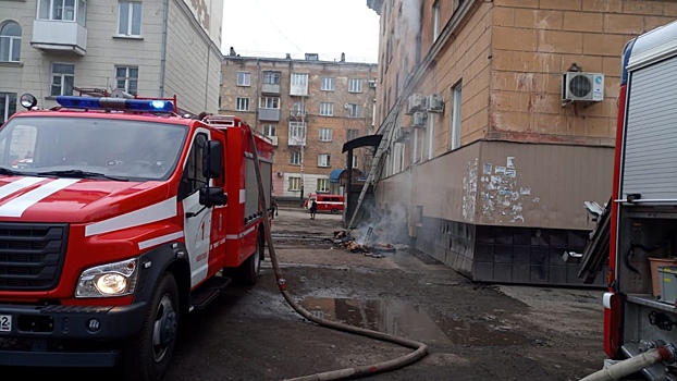 "Пожарил картошку": очевидцы сняли на видео горящую многоэтажку в Новокузнецке