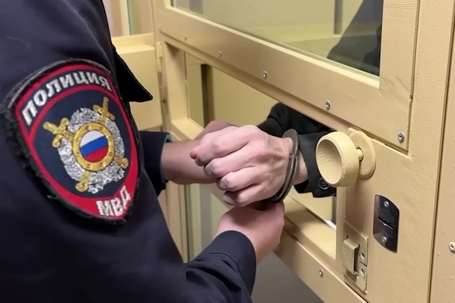 Болельщик Сибири в состоянии опьянения ударил полицейского ногой в лицо