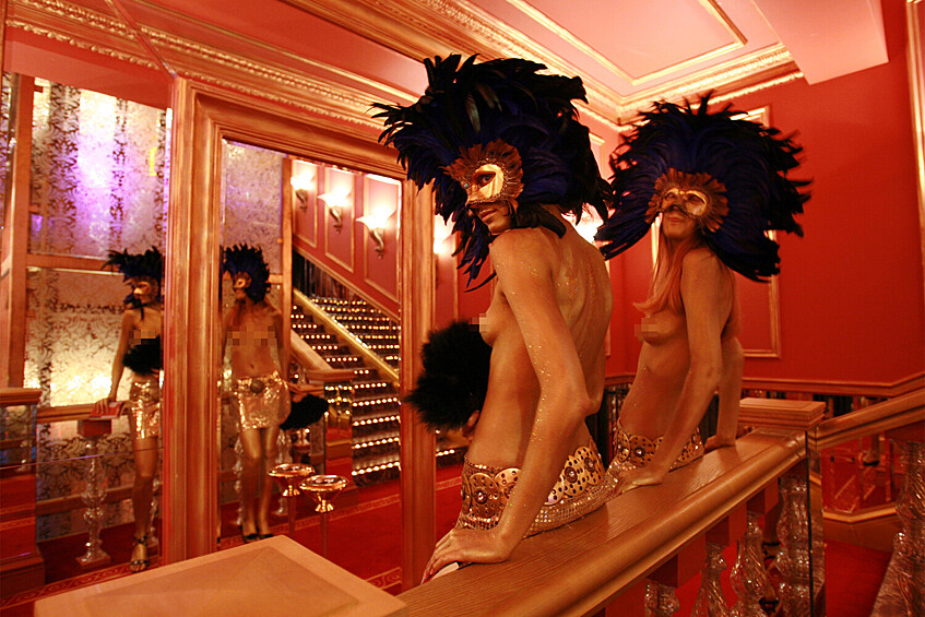 Участницы танцевального шоу после церемонии вручения первой пермии «Игрок» в казино «Астория», 2006 год