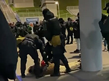 В Петербурге задержали фанатов "Спартака", которые не хотели досматривать матч с "Зенитом"