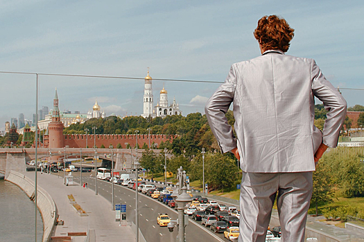 Фото мужчины со спины на фоне Кремля смутило москвичей
