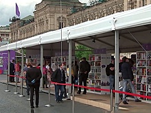 Онлайн и офлайн: в Москве стартовал книжный фестиваль «Красная площадь»