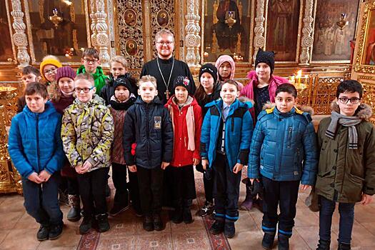 Воспитанники школы в районе Аэропорт побывали на экскурсии в храме Всех Святых