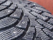 Вредные привычки водителей, из-за которых теряются шипы на зимних покрышках