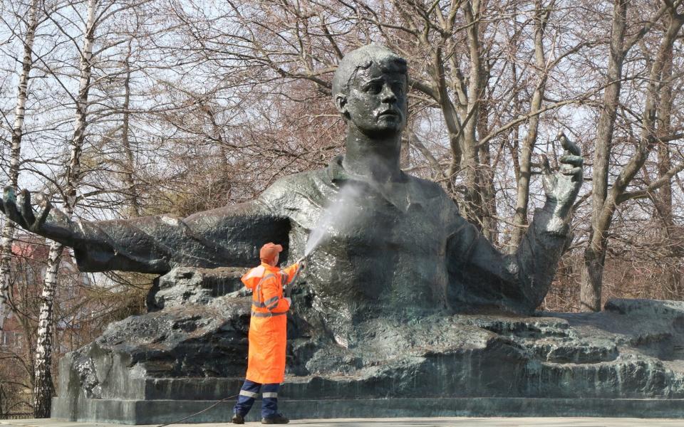 В Рязани начали мыть памятники