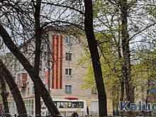 Фасады домов в Калуге начали украшать георгиевскими лентами