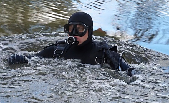 Перед началом пляжного сезона спасатели-водолазы проводят учения