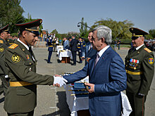 Саргсян поздравил новоиспеченных лейтенантов Армении