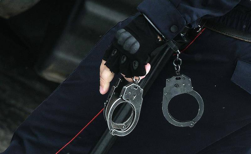 Поставившего детей на колени в российской школе подростка арестовали