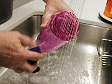 Эксперт рассказал, как правильно мыть многоразовую бутылку для воды