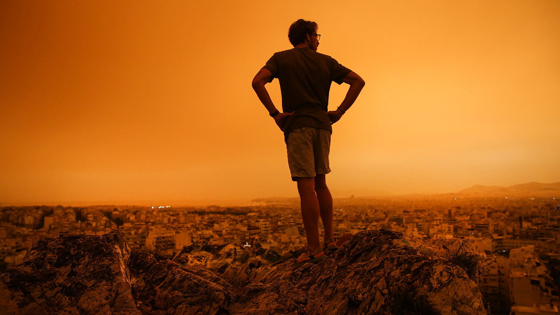 Земля превратилась в Марс: кадры песчаной бури в Греции