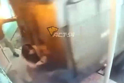 В Новосибирске ищут водителя, который дважды врезался в толпу людей у кафе