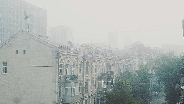 Киев окутало дымом