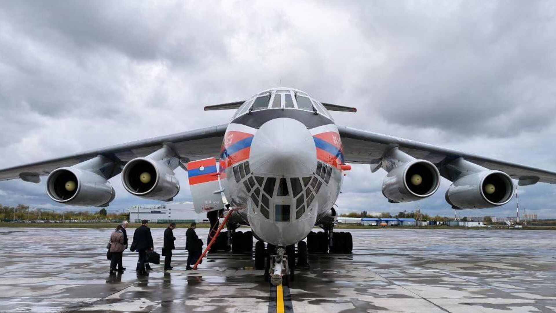 Первый самолет Ил-76 МЧС России вылетел в Иран