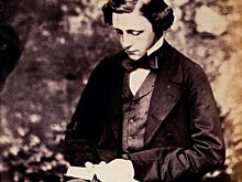 В библиотеке №196 предложили к прочтению подборку книг Льюиса Кэрролла