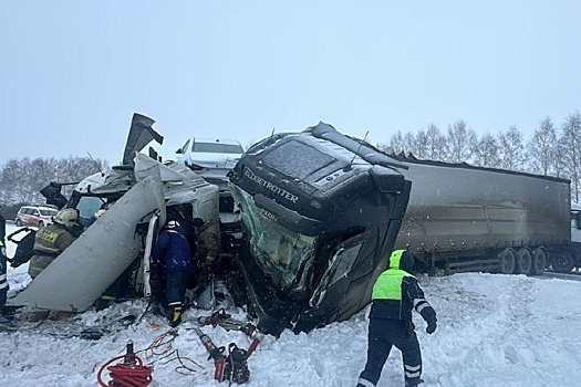 В Башкирии на трассе М-5 столкнулись три грузовых автомобиля
