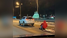 Недетское развлечение: в Воронеже неизвестный проехался на привязанном к авто снегоходе
