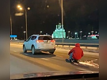 Недетское развлечение: в Воронеже неизвестный проехался на привязанном к авто снегоходе