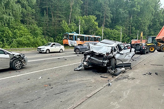 Грузовик с отказавшими тормозами протаранил 26 автомобилей в Кемерове