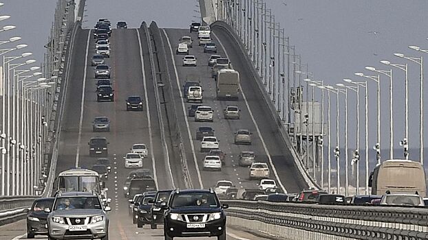 В очередях на Крымский мост стоят более 700 автомобилей