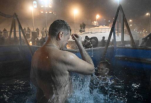 Россияне оказались в очереди в 40-градусный мороз возле купели на Крещение из-за ошибки