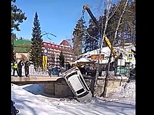 Рабочие уронили внедорожник, пытаясь достать его со льда реки в Алтайском крае. Видео