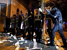 В Барселоне полицию забрасывают туалетной бумагой
