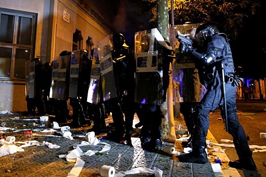 В Барселоне полицию забрасывают туалетной бумагой