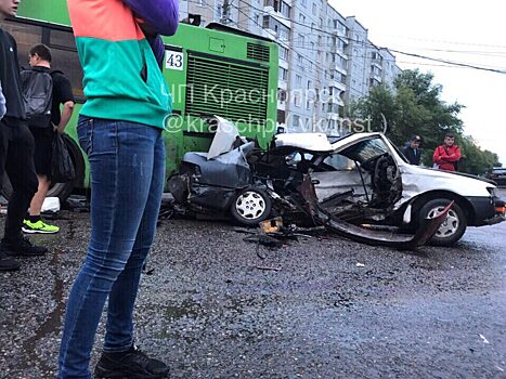 15-летний подросток на Renault стал участником смертельной аварии на Словцова