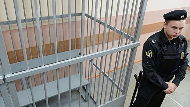 Приставы были в шоке от проекта отмены клеток в судах, заявили в УФССП