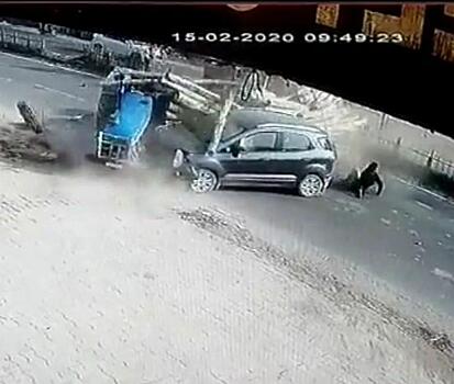 Тракторист удачно «катапультировался» из трактора, перевозившего брёвна в Индии