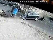 Тракторист удачно «катапультировался» из трактора, перевозившего брёвна в Индии