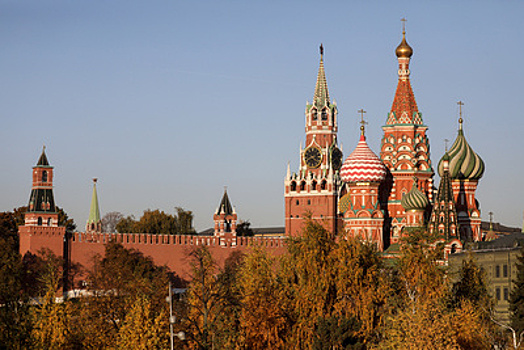 Москва набережная солнечный день. Москвы в том числе и. 4 живет в москве. Московский кремль и красная площадь панорама. Москва картинки.