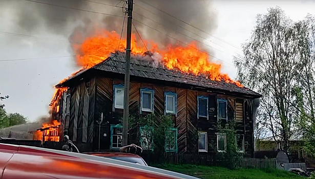 Двухэтажный деревянный дом сгорел в Якшур-Бодье