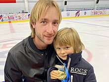 Поклонники восхищаются, как младший сын Евгения Плющенко делает вращения на льду