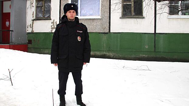 В Архангельской области сотрудники патрульно-постовой службы полиции экстренно эвакуировали жильцов многоквартирного дома во время пожара