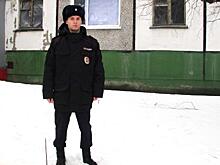 В Архангельской области сотрудники патрульно-постовой службы полиции экстренно эвакуировали жильцов многоквартирного дома во время пожара