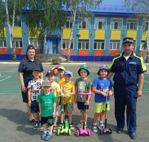В Оренбургской области сотрудники Госавтоинспекции для дошкольников организовали пешеходную экскурсию «Мой безопасный путь!».