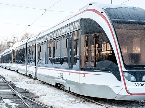 Трамваи № 17 задерживаются в проезде Дежнева из-за ДТП на путях