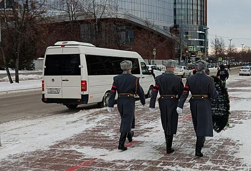 Свердловские политики и военные встретились на панихиде по создателю «Калибра»