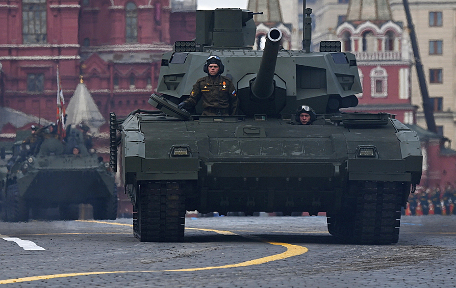 Танки Т-14 "Армата" на военном параде, посвящённом 77-й годовщине Победы в Великой Отечественной войне на Красной площади в Москве