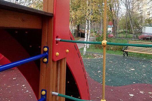 Площадка на участке улицы Трофимова вновь безопасна для детей